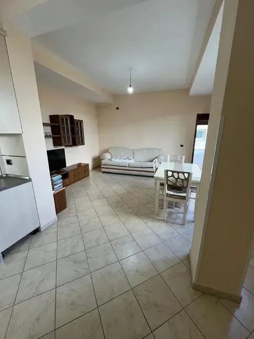 Jepet me qera apartment në katin e dyte te nje vile tre kateshe ne zonen e Kodres se Priftit ne rrugen Seit Gega, € 507, 100 m² 4