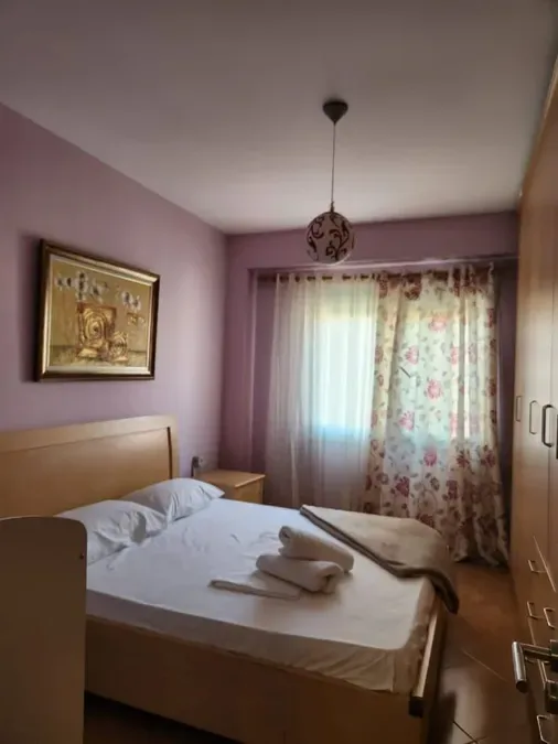 Jepet me qera apartament në katin e katert te nje pallati ne zonen e Freskut tek rruga Muhamet Deliu, prane pasticeri Melisa, € 400, 60 m² 3