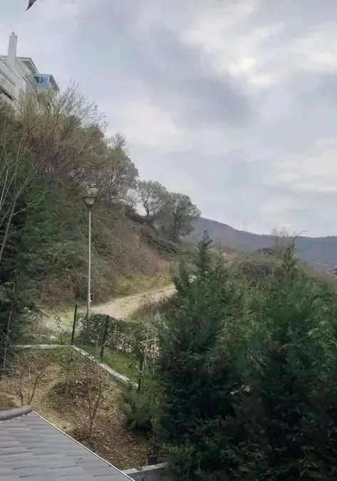 Jepet me qera apartament në katin e trete te nje pallati te ri ne zonen e Kopeshtit Botanik, rruga Pinare, prane Market Toni dhe bar Enzo., € 1.200, 120 m² 4