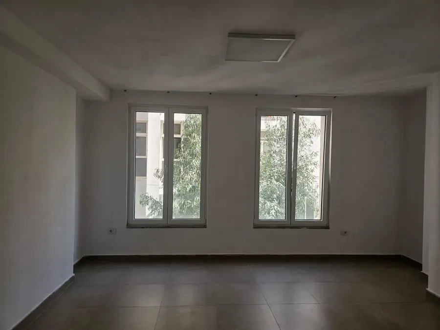 Ambient Zyre me qera - Liceu Artistik, € 1.200, 74 m² 4