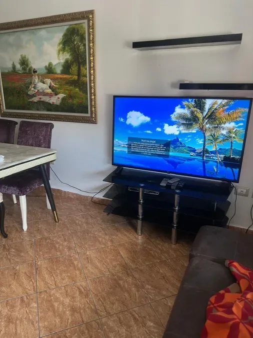 Jepet me qera apartment në katin e katert te nje pallati te ri 8 katesh ne zonen e 21 dhjetorit ne rrugen Kongresi i Lushnjes, € 700, 103 m² 2