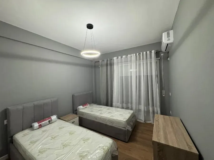 Jepet me qera apartament në katin e trete te nje pallati te ri ne zonen e Kopeshtit Botanik, rruga Pinare, prane Market Toni dhe bar Enzo., € 1.200, 120 m² 3