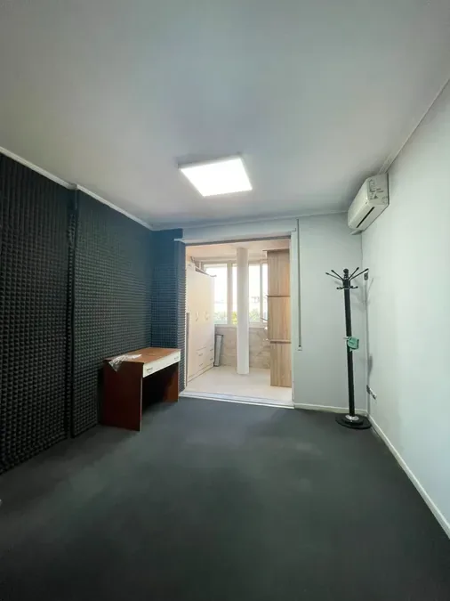 Ambjent biznesi me qera - Lake View, € 1.500, 220 m² 4