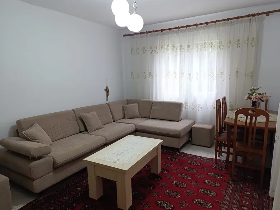 Jepet me qera apartament ne zonen e Kombinatit, perballe gjimnazit Myslym Keta, rruga Hamdi Cenojmeri,, € 500, 75 m² 2