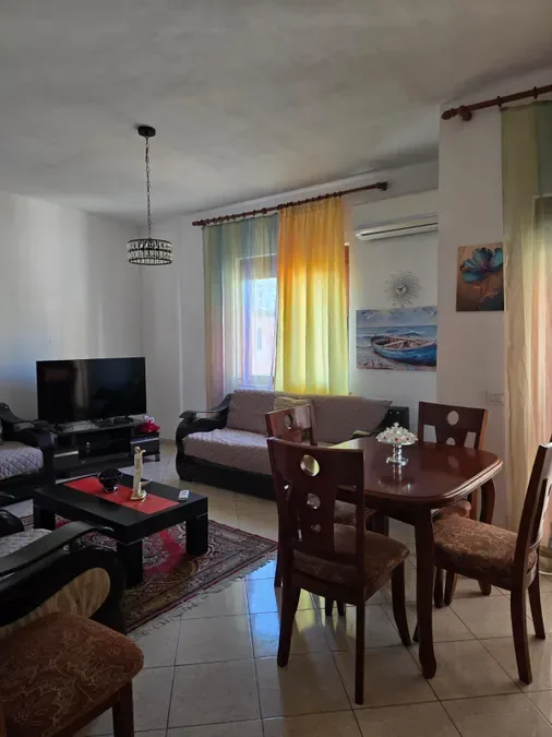 Jepet me qera tek rruga Siri Kodra 86, ngjitur me shkollen Siri Kodra, € 650, 90 m²