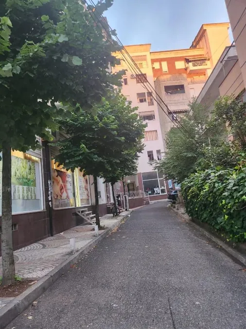 Jepet me qera apartament në katin e katert te nje pallati ne zonen e Freskut tek rruga Muhamet Deliu, prane pasticeri Melisa, € 400, 60 m² 4