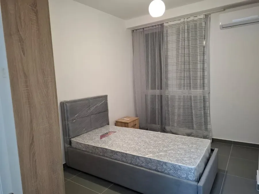 Jepet me qera apartament 3+1te pallatet e Bashkise, rruga 5 Maji, € 650, 116 m² 2