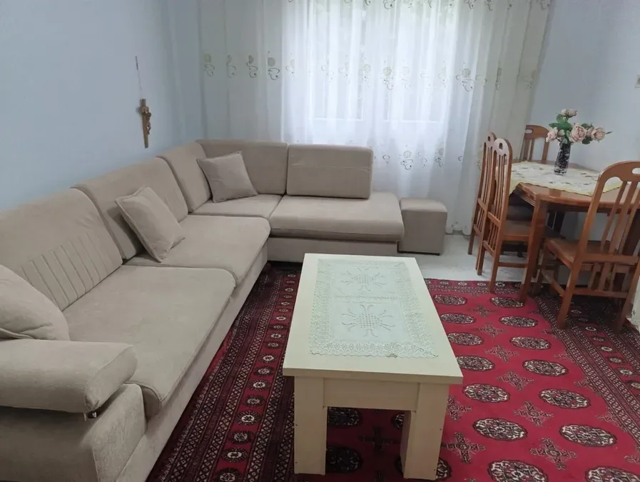 Jepet me qera apartament ne zonen e Kombinatit, perballe gjimnazit Myslym Keta, rruga Hamdi Cenojmeri,, € 500, 75 m² 3