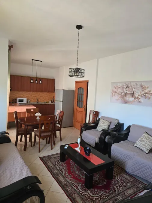 Jepet me qera tek rruga Siri Kodra 86, ngjitur me shkollen Siri Kodra, € 650, 90 m² 2