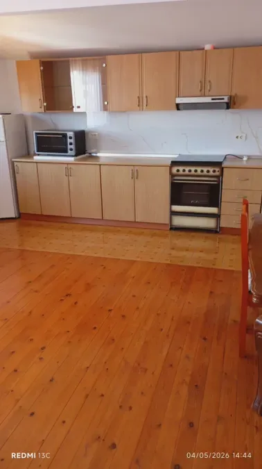 Jepet me qera apartament në katin e katert te nje vile 4 kateshe, tek Kodra e Priftit, ne fund te rruges Tonin Harapi, rrethrrotullimi i Shkozes, € 450, 100 m² 2