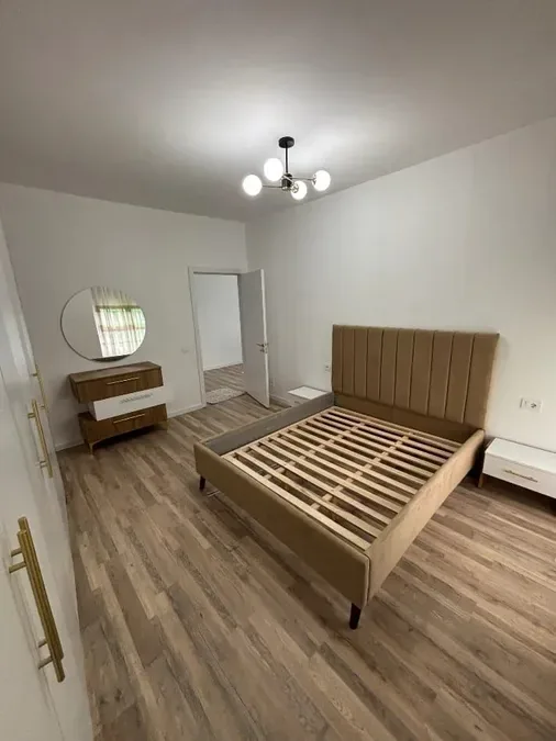 Jepet me qera apartament në katin e trete te nje pallati te ri i sapo perfunduar, ne zonen e Liqenit te Thate, rruga Hiqmet Buzi, € 750, 75 m² 3