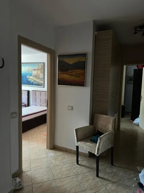 Jepet me qera apartment në katin e katert te nje pallati te ri 8 katesh ne zonen e 21 dhjetorit ne rrugen Kongresi i Lushnjes, € 700, 103 m² 4
