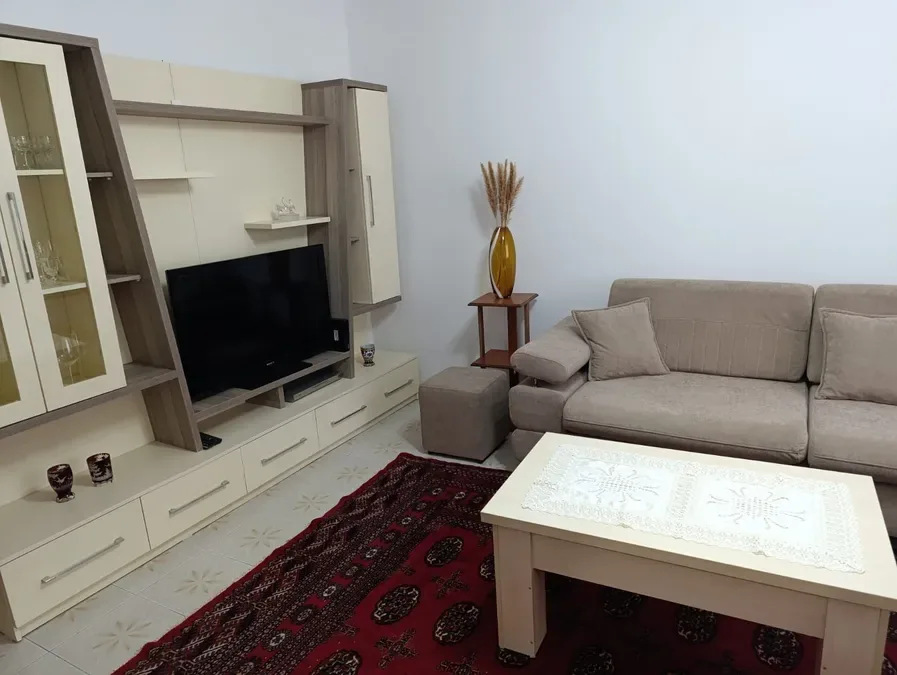 Jepet me qera apartament ne zonen e Kombinatit, perballe gjimnazit Myslym Keta, rruga Hamdi Cenojmeri,, € 500, 75 m²
