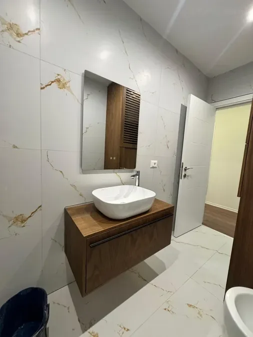 Jepet me qera apartament 2+1 ne zonen e Xhamllikut, rruga Telo Ndini,, € 830, 75 m² 4