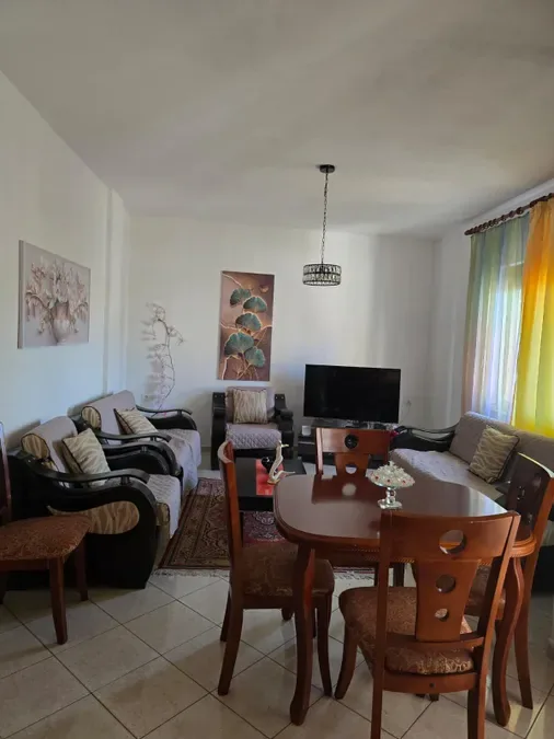 Jepet me qera tek rruga Siri Kodra 86, ngjitur me shkollen Siri Kodra, € 650, 90 m² 3