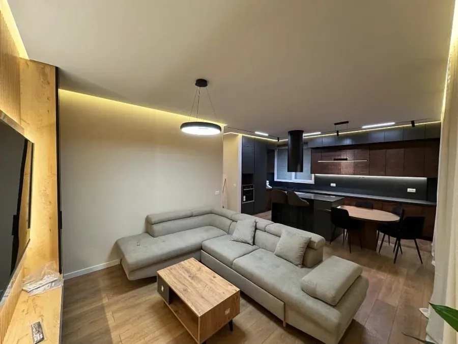 Jepet me qera apartament në katin e trete te nje pallati te ri ne zonen e Kopeshtit Botanik, rruga Pinare, prane Market Toni dhe bar Enzo., € 1.200, 120 m²