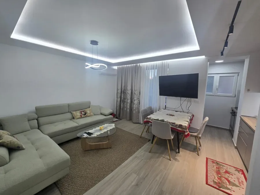 Shitet apartament në katin e dyte te nje pallati te zona e Brrylit, tek rruga Arkitekt Kasemi, perball Tirana Bank, brenda Unazes, € 200.000, 76 m²