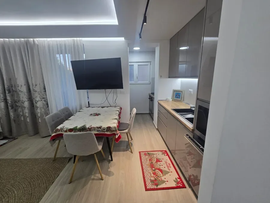 Shitet apartament në katin e dyte te nje pallati te zona e Brrylit, tek rruga Arkitekt Kasemi, perball Tirana Bank, brenda Unazes, € 200.000, 76 m² 3