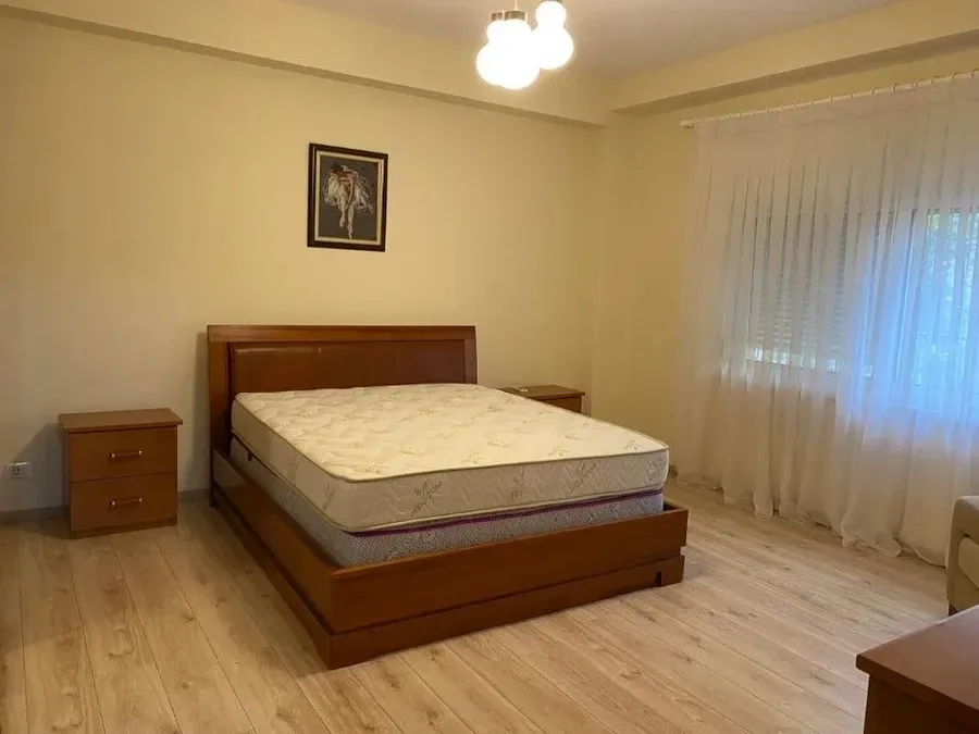 Jepet me qera apartament tek Bulevardi Zogu i Pare, ne krah te Fakultetit te Shkencave te Natyres, mbrapa gazetes Celesi, rruga Hamid Shijaku, € 750, 120 m² 3