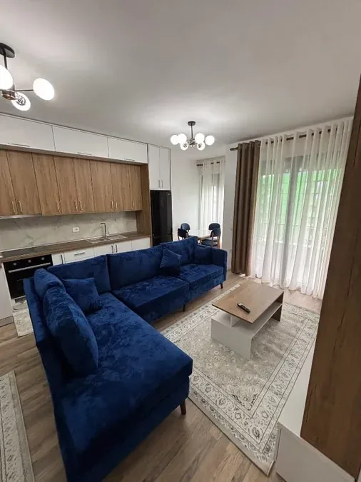 Jepet me qera apartament në katin e trete te nje pallati te ri i sapo perfunduar, ne zonen e Liqenit te Thate, rruga Hiqmet Buzi, € 750, 75 m² 4