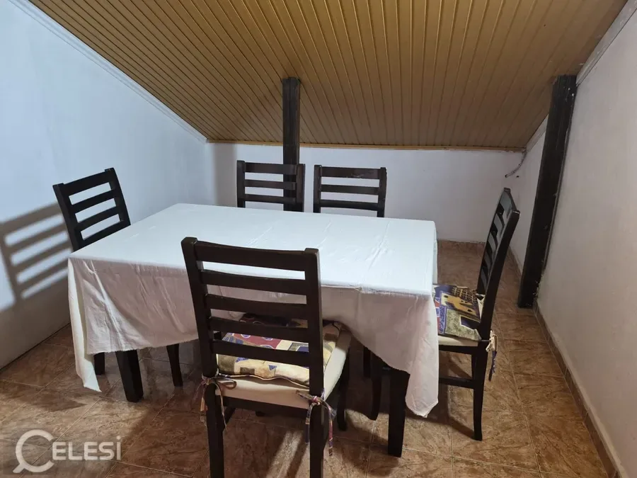 Jepet me qera papafingo në katin e dyte te nje vile 3 kateshe ne zonen e Kodres se Priftit ne rrugen Disha, € 373, 96 m² 2