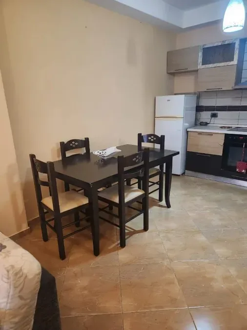 Jepet me qera apartament në katin e katert te nje pallati ne zonen e Freskut tek rruga Muhamet Deliu, prane pasticeri Melisa, € 400, 60 m² 2