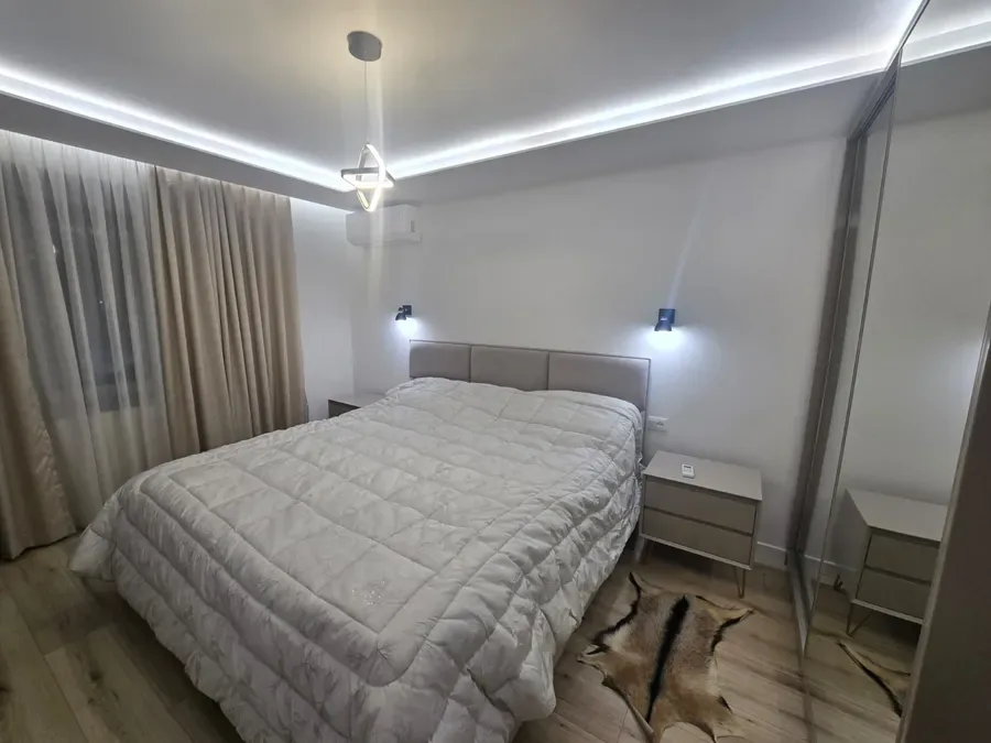 Shitet apartament në katin e dyte te nje pallati te zona e Brrylit, tek rruga Arkitekt Kasemi, perball Tirana Bank, brenda Unazes, € 200.000, 76 m² 4