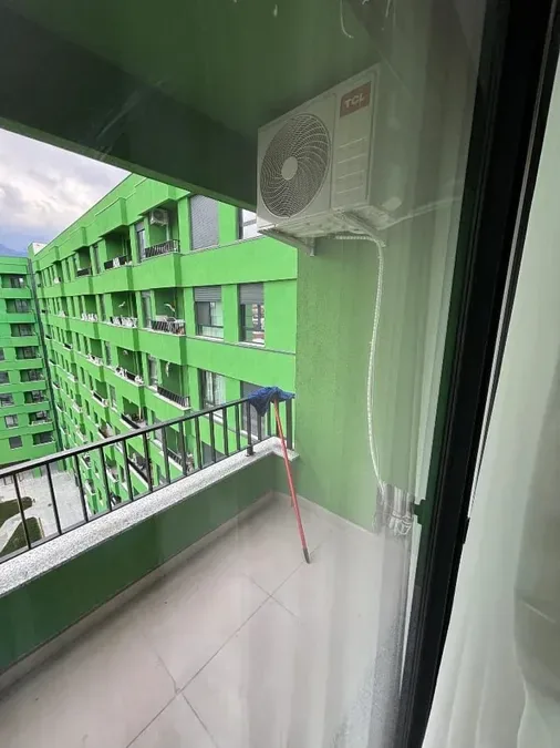 Jepet me qera apartament në katin e trete te nje pallati te ri i sapo perfunduar, ne zonen e Liqenit te Thate, rruga Hiqmet Buzi, € 750, 75 m² 2