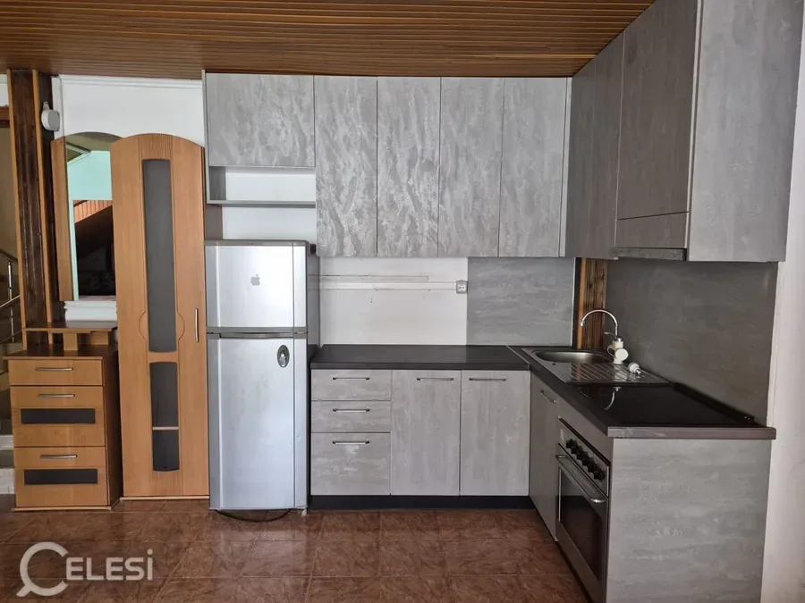 Jepet me qera papafingo në katin e dyte te nje vile 3 kateshe ne zonen e Kodres se Priftit ne rrugen Disha, € 373, 96 m² 3