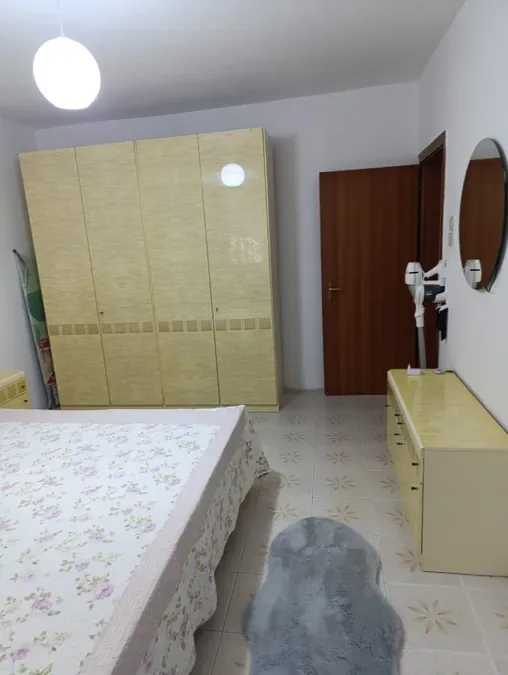 Jepet me qera apartament ne zonen e Kombinatit, perballe gjimnazit Myslym Keta, rruga Hamdi Cenojmeri,, € 500, 75 m² 4