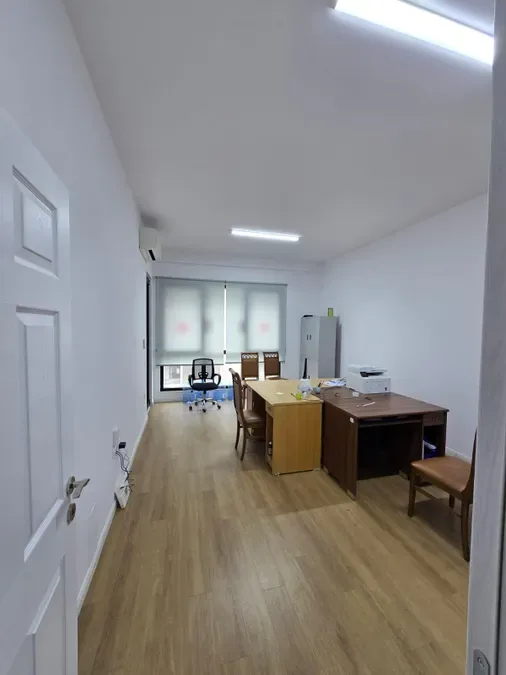 Zyrë për qira Rr. e Kavajës - 21 Dhjetori (Tiranë - qyteti), € 700, 76 m² 2
