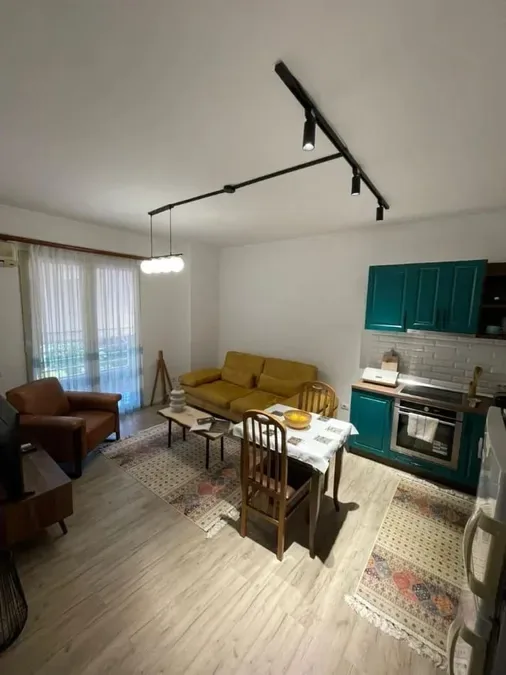 Jepet me qera 1+1 apartament në katin e katert te nje pallati te ri ne zonen e Medresese, rruga e Dibres, perballe shkolles Misto Mame, € 650, 65 m² 2