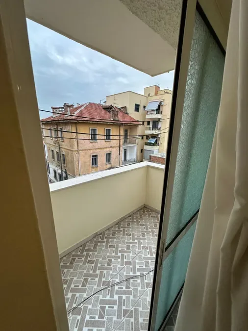 Jepet me qera apartament tek Bulevardi Zogu i Pare, ne krah te Fakultetit te Shkencave te Natyres, mbrapa gazetes Celesi, rrugica Hamid Shijaku,, € 600, 90 m² 4