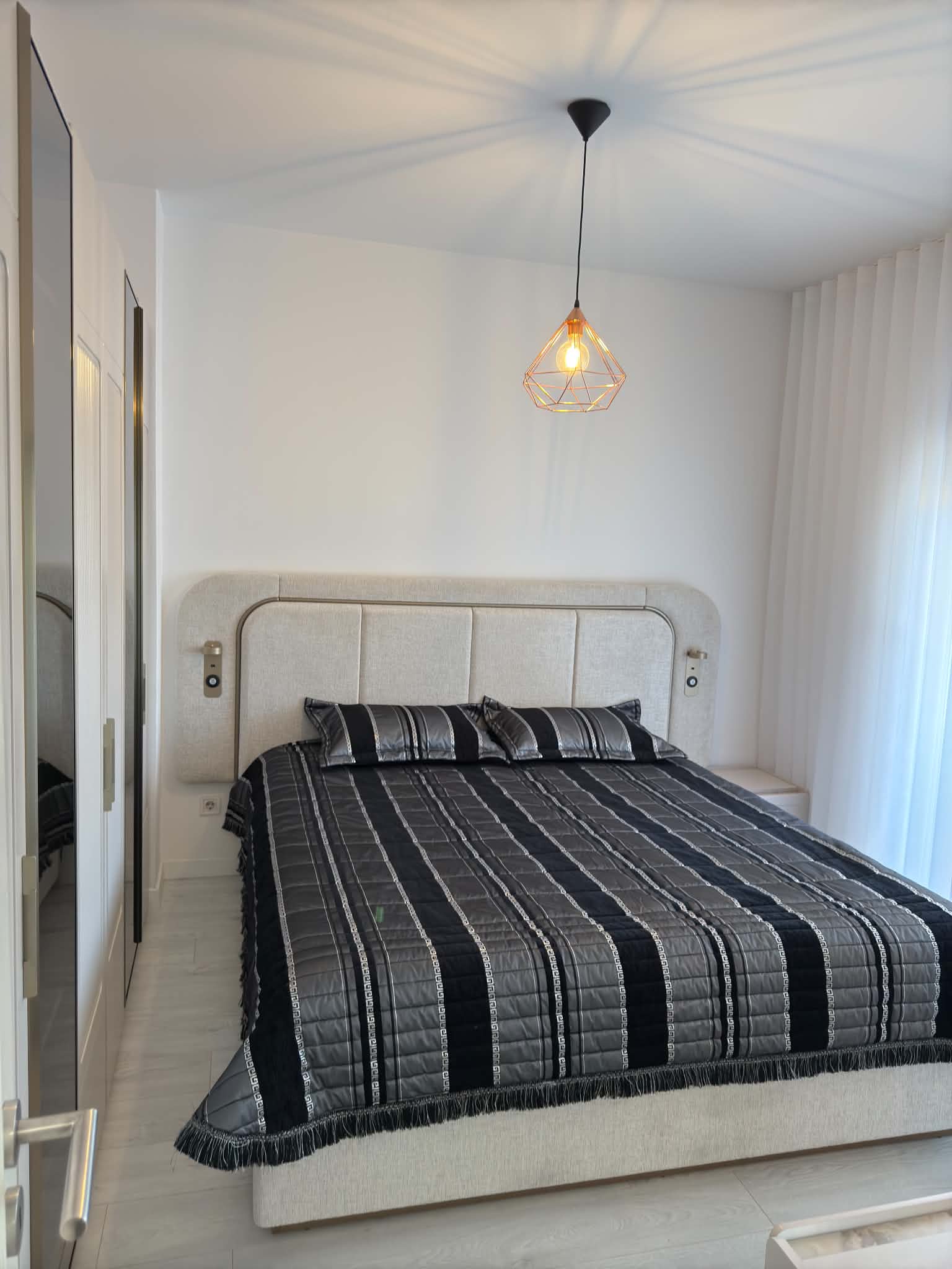 Banese me qira, 119 m2, ne Royall Mall, vetem per nderkombetare