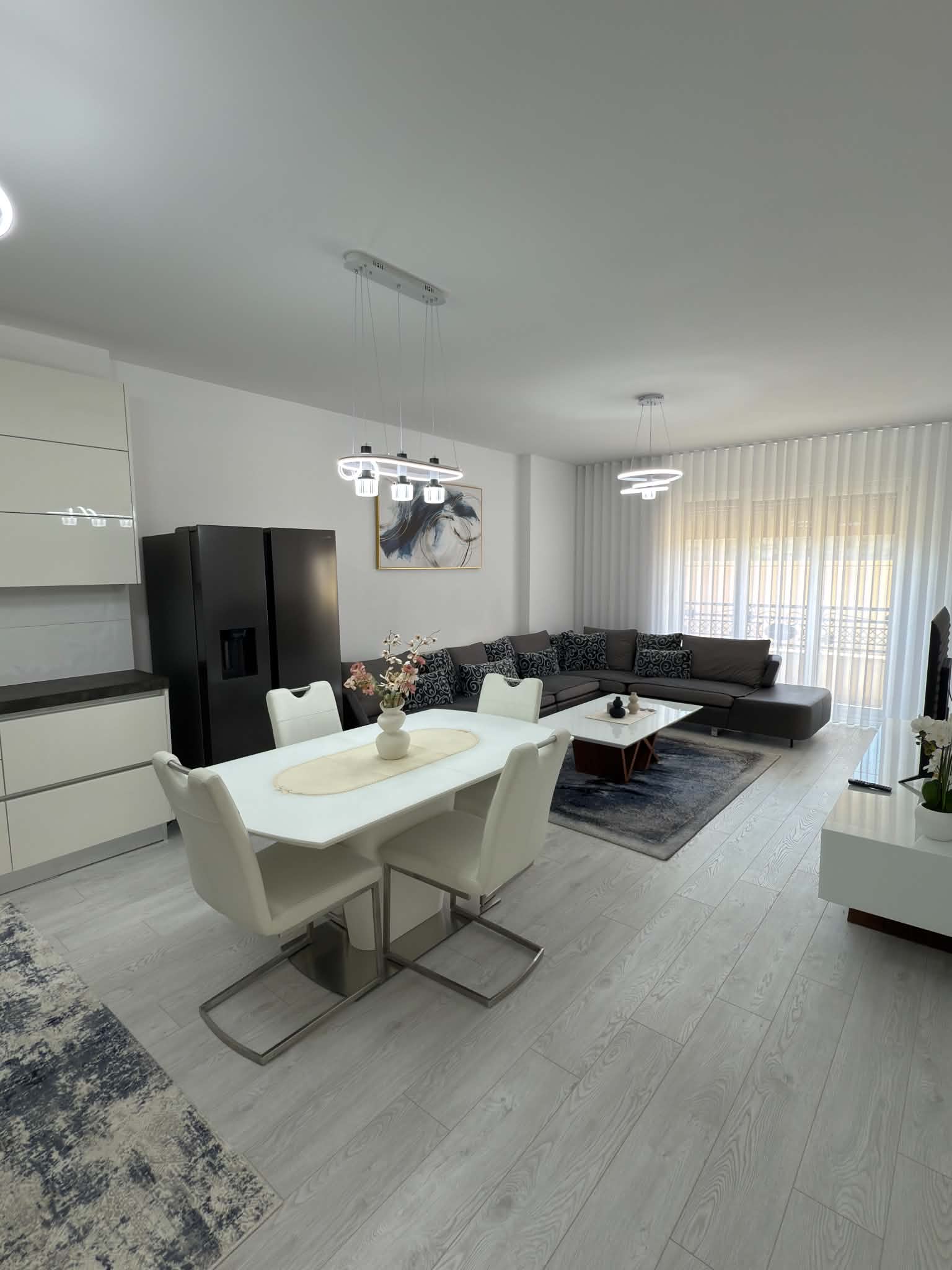 Banese me qira, 119 m2, ne Royall Mall, vetem per nderkombetare