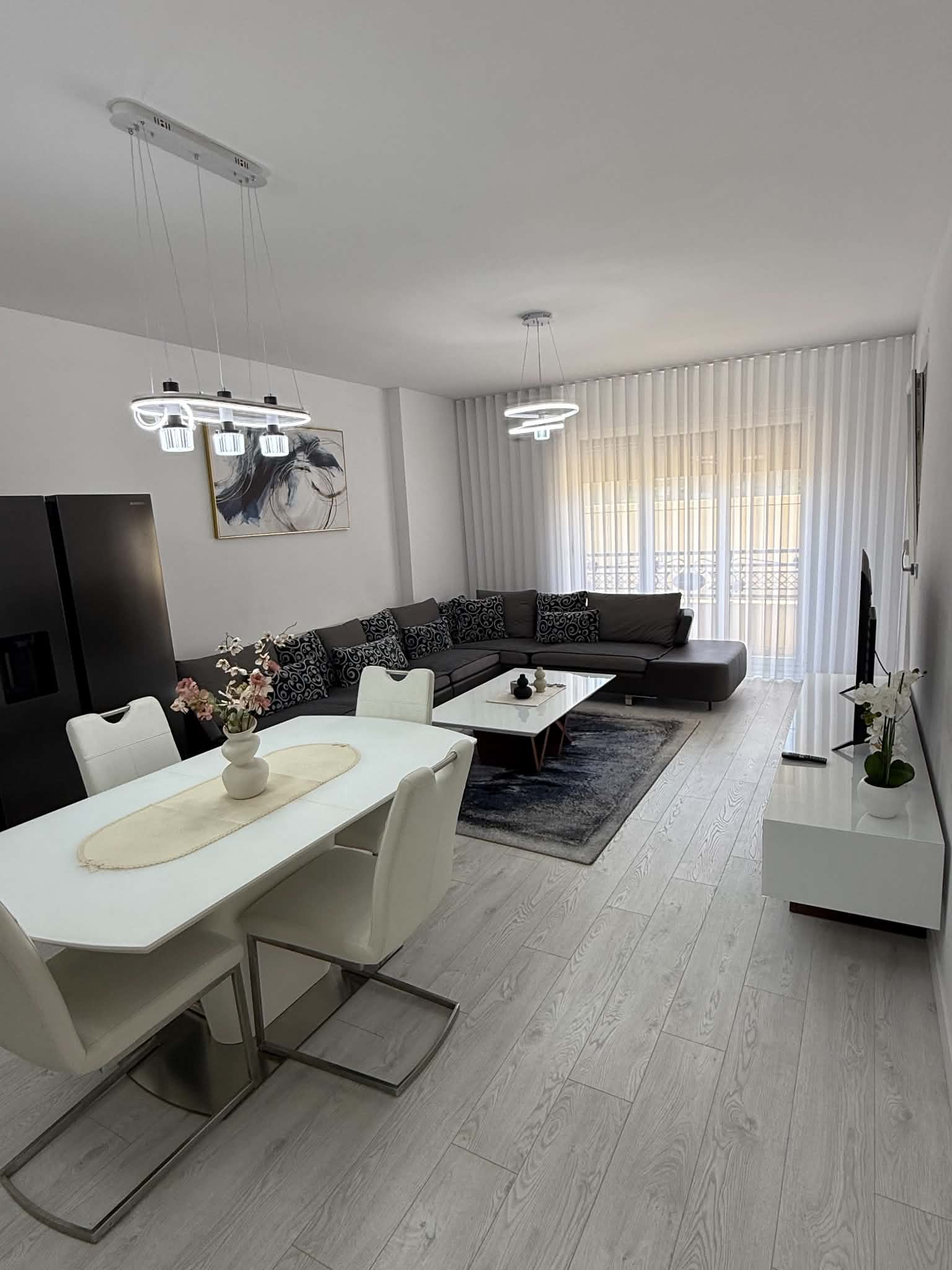 Banese me qira, 119 m2, ne Royall Mall, vetem per nderkombetare