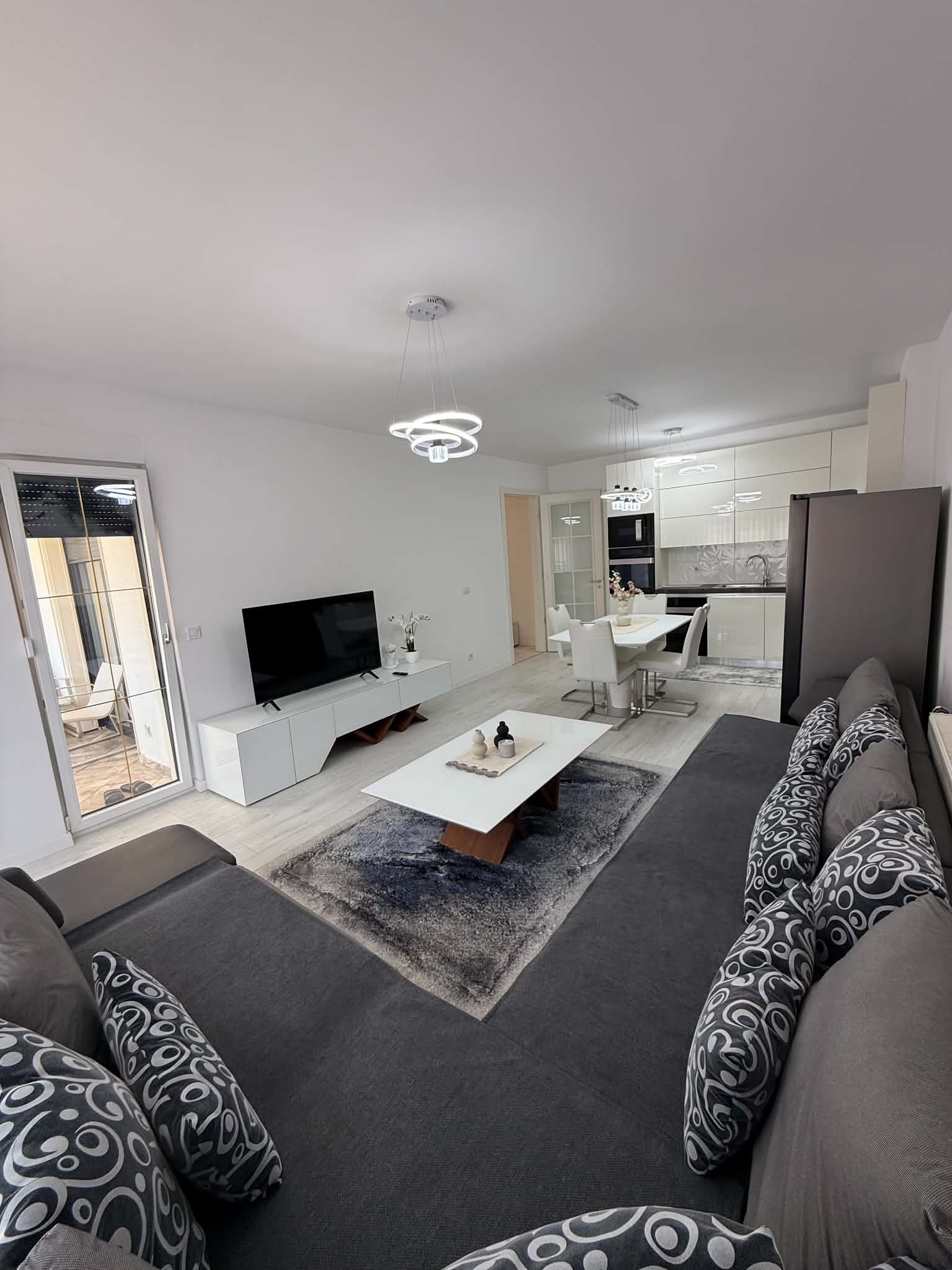 Banese me qira, 119 m2, ne Royall Mall, vetem per nderkombetare 3