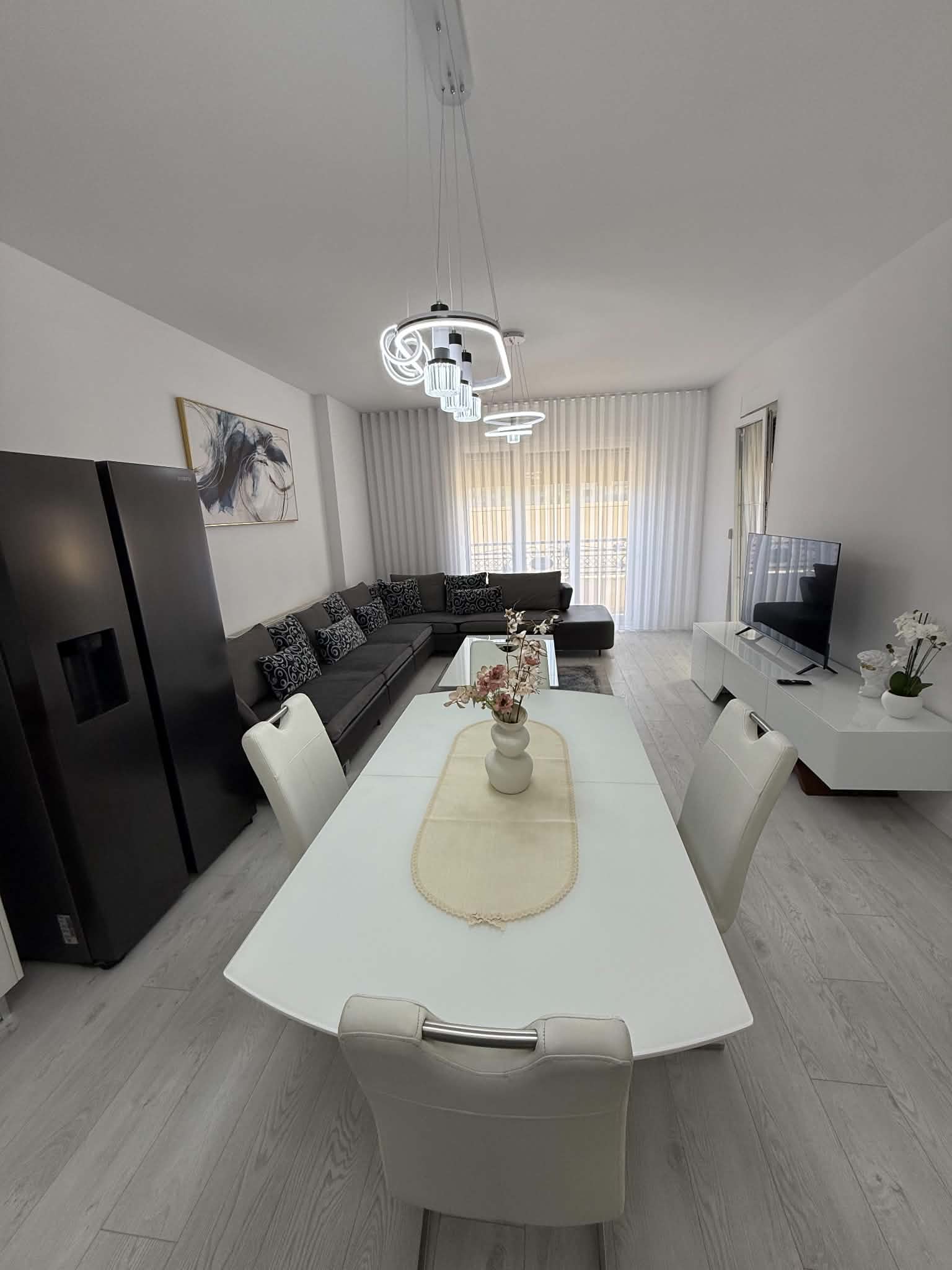 Banese me qira, 119 m2, ne Royall Mall, vetem per nderkombetare
