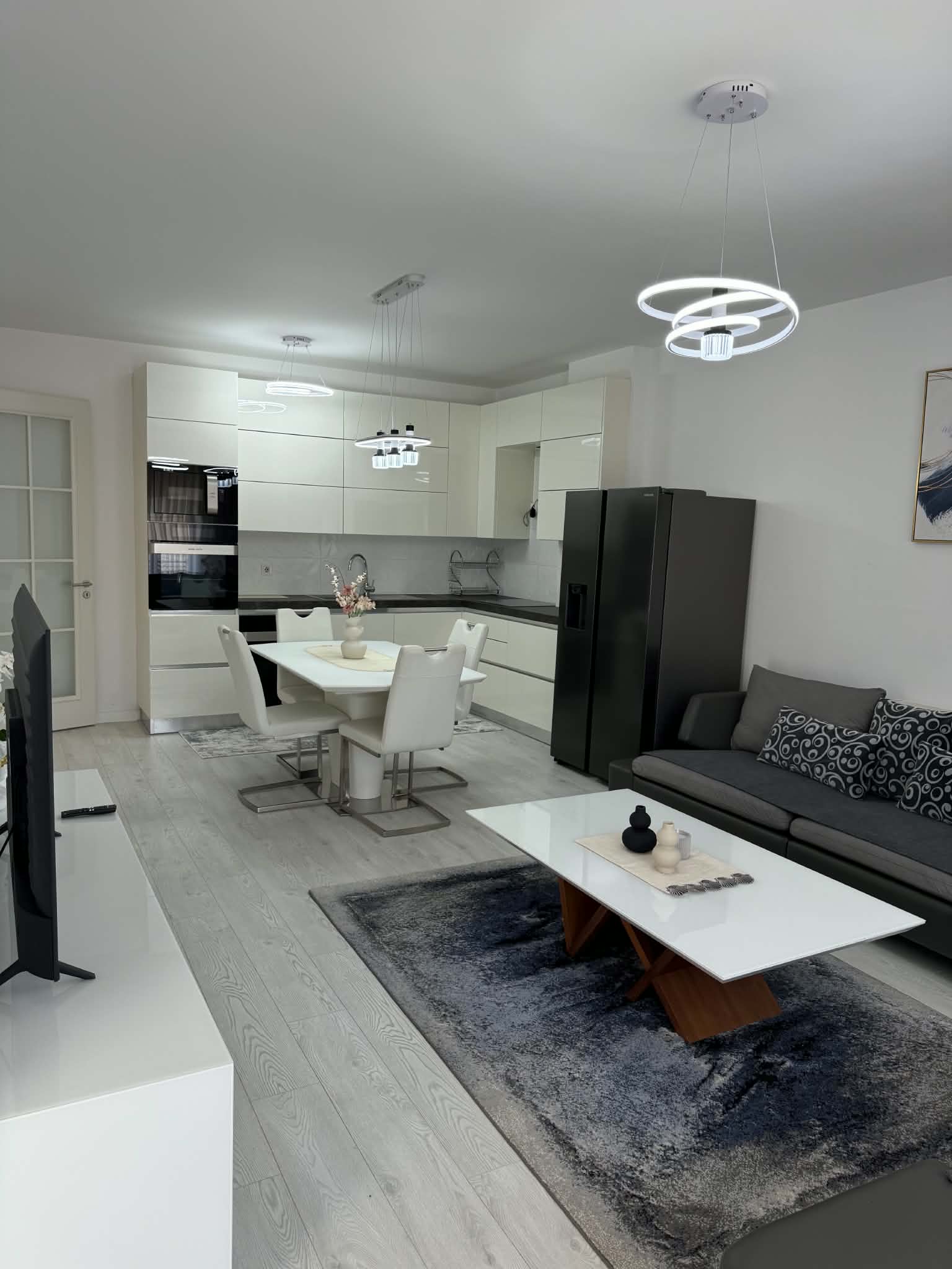 Banese me qira, 119 m2, ne Royall Mall, vetem per nderkombetare 4