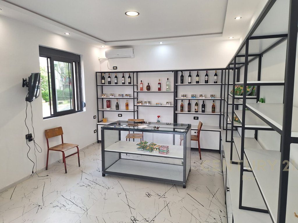 Dyqan Kat 1 për Qira në Lagja nr.16, ne mes Shkolles Teknologjike dhe te Fiskultures Durrës - 350€ | 30 m²