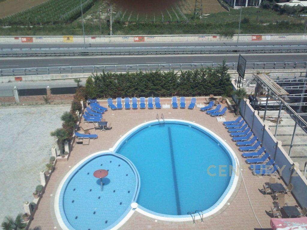 SHITET HOTEL ME PISHINE NE ZONEN E GOLEMIT , 250M LARG PLAZHIT !!!