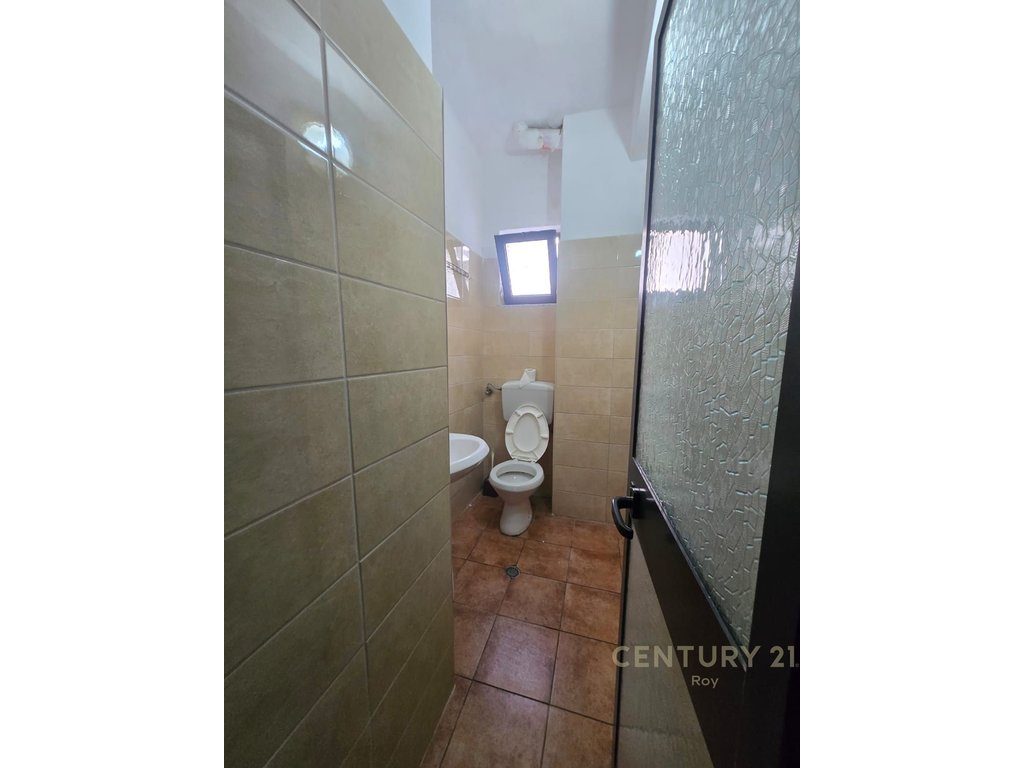 SHITET HOTEL ME PISHINE NE ZONEN E GOLEMIT , 250M LARG PLAZHIT !!!