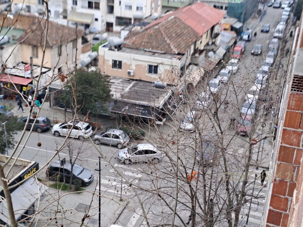 SHITET APARTAMENT 2+1+2 NE QENDER TE DURRESIT ! 3