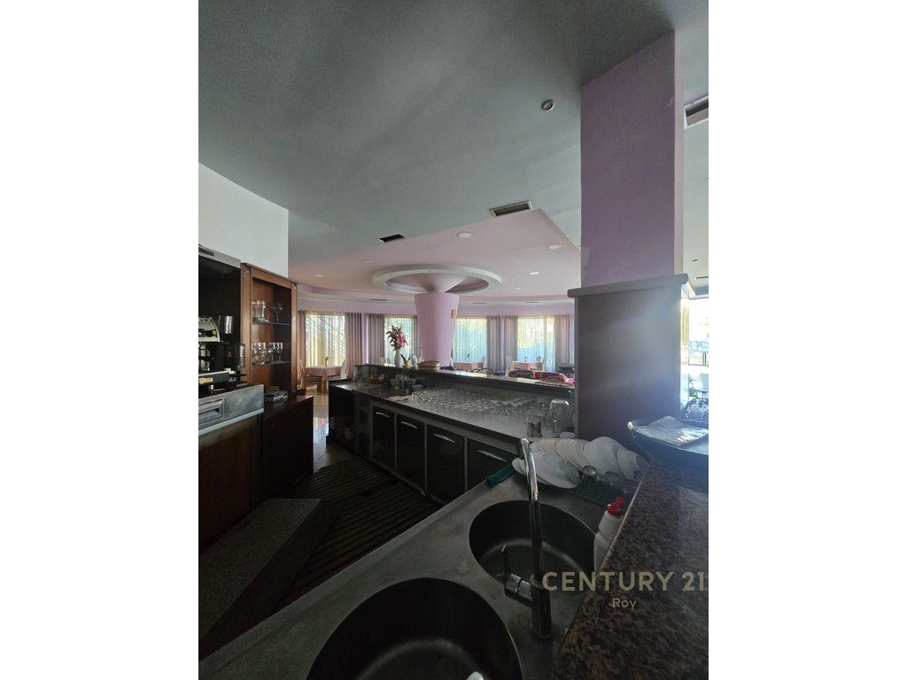 SHITET HOTEL ME PISHINE NE ZONEN E GOLEMIT , 250M LARG PLAZHIT !!!