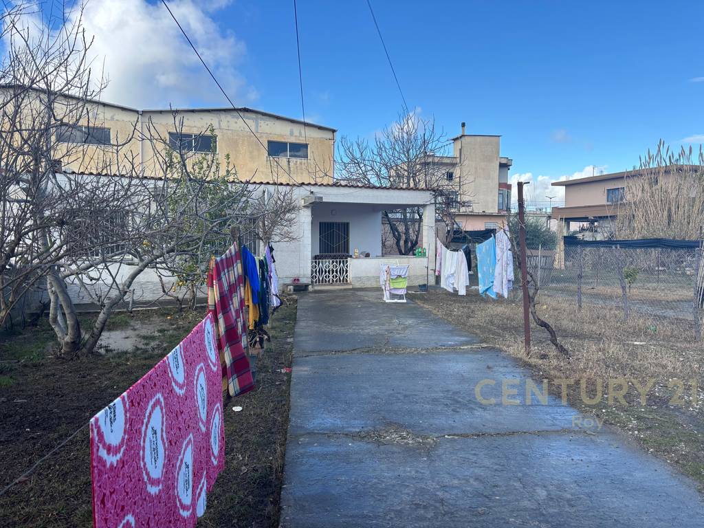 TRUALL + DY NDËRTESA NË SHKOZET, PRANË RRUGËS KRYESORE! 4