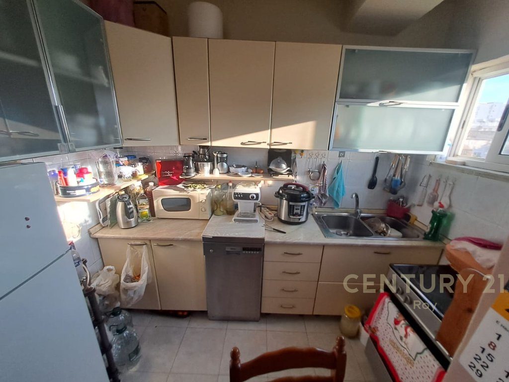 Shitet Apartament 1+1 ne Bulevardin Kryesor në Durrës !! 2