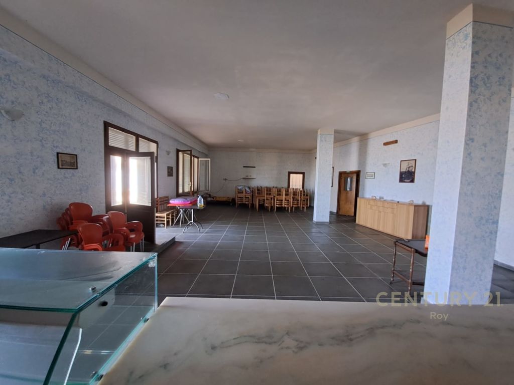 SHITET HOTEL NE BREGDET , FARE PRANE DETIT NE KARPEN !!