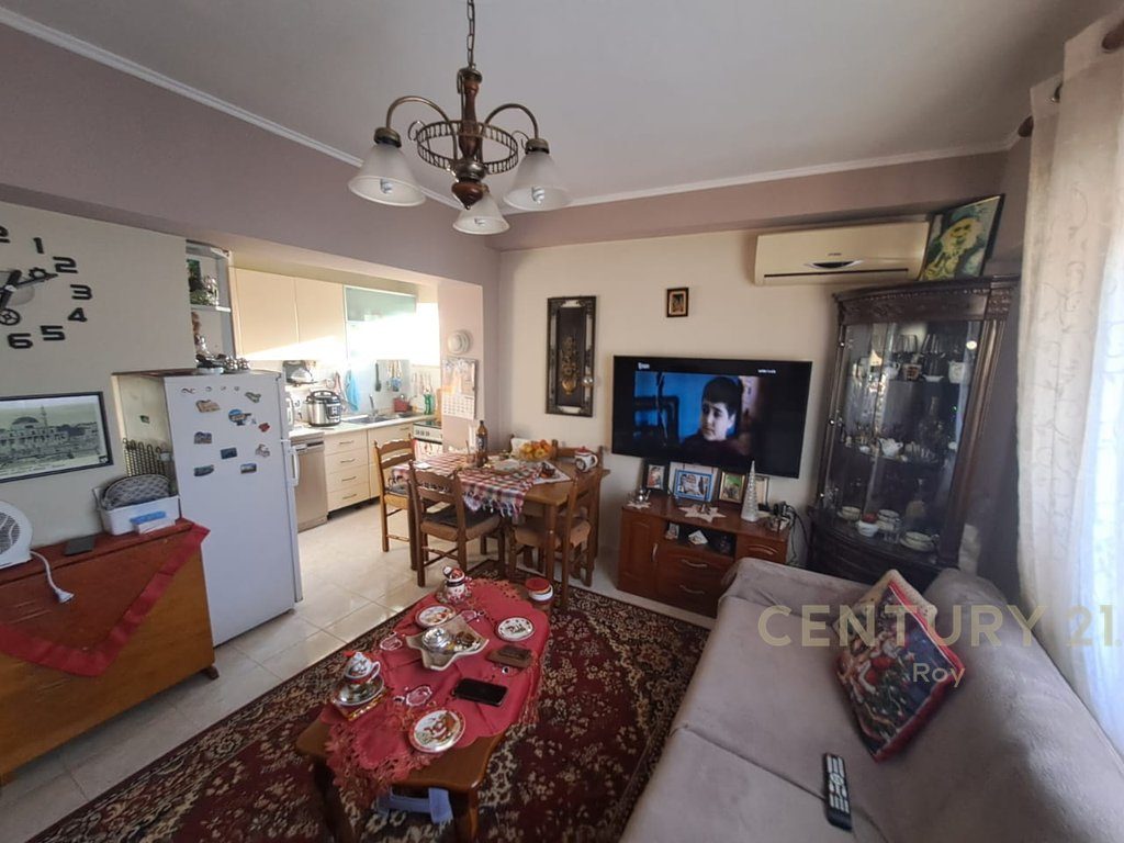 Shitet Apartament 1+1 ne Bulevardin Kryesor në Durrës !! 4