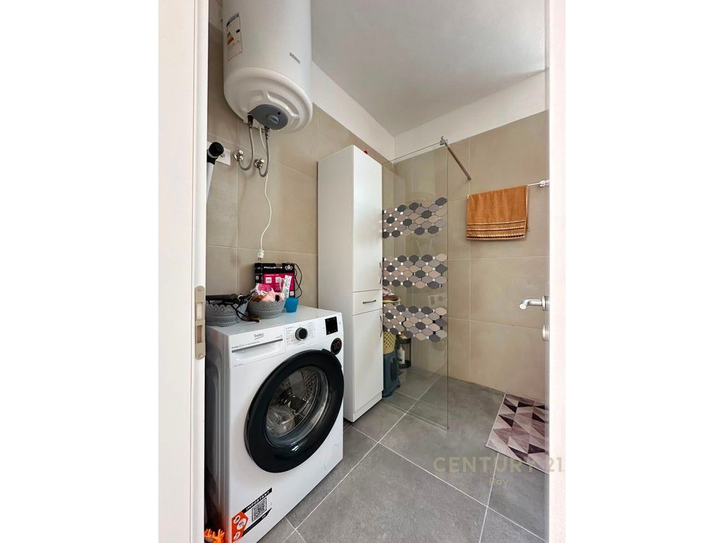 APARTAMENT 1+1 PER SHITJE NE GOLEM, PERBALL HOTEL FLOWER – PALLAT I RI 2025!!! 3
