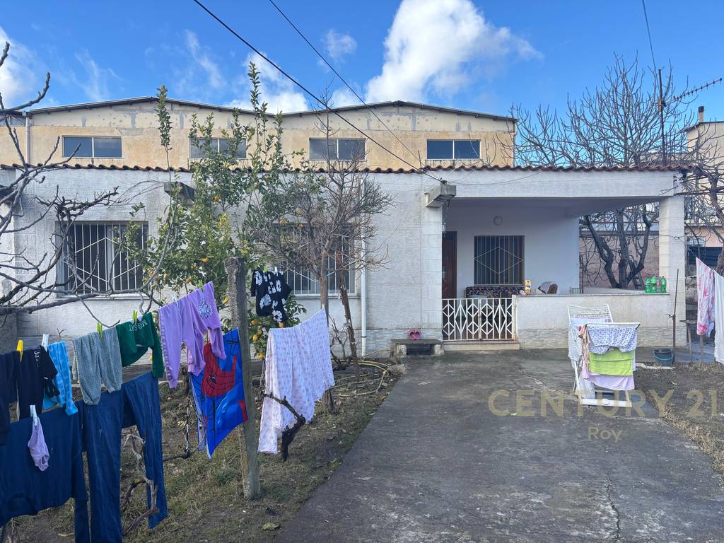 TRUALL + DY NDËRTESA NË SHKOZET, PRANË RRUGËS KRYESORE! 2